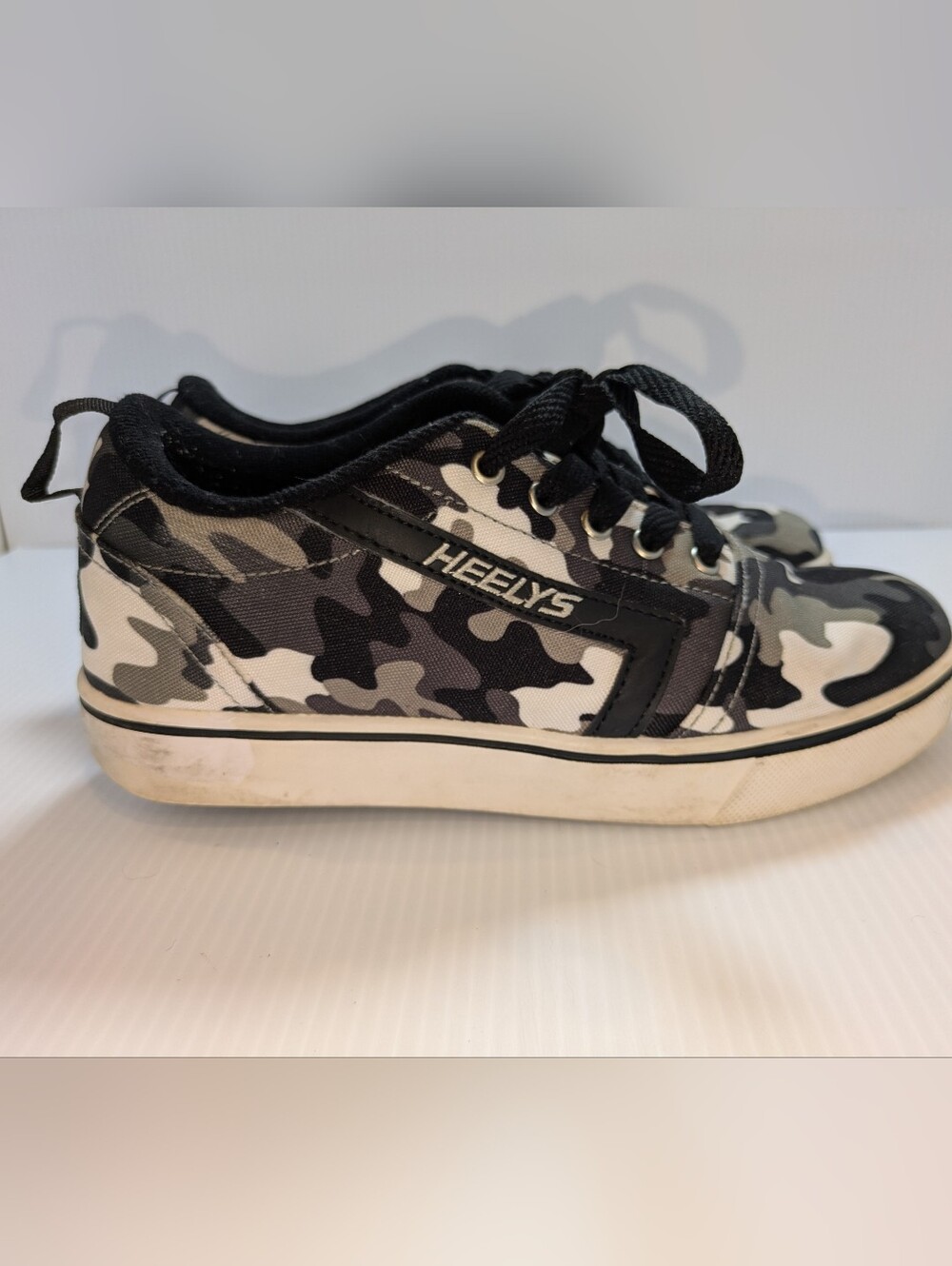 Heelys Camouflage Wheeled Shoes Kids Youth 6 Roller Skate Sneakers